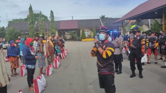 kapolda kalteng bagikan paket sembako kepada masyarakat di mako ditsamapta 35383