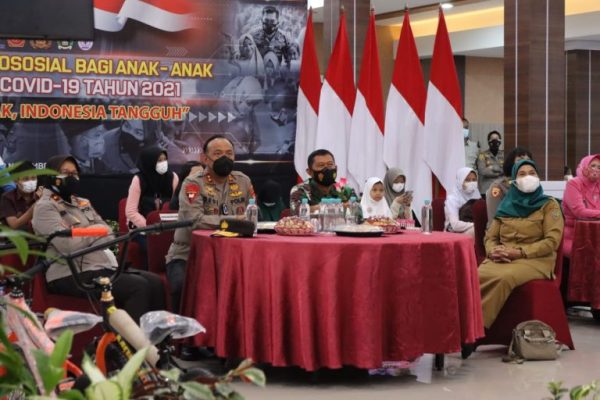 kapolda kalteng beri dukungan psikososial kepada 70 anak yatim piatu terdampak covid 19 9854