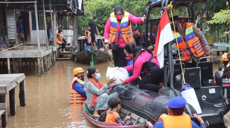 kapolda kalteng bersama ketua bhayangkari blusukan bagikan bansos bagi warga desa terpencil 9703