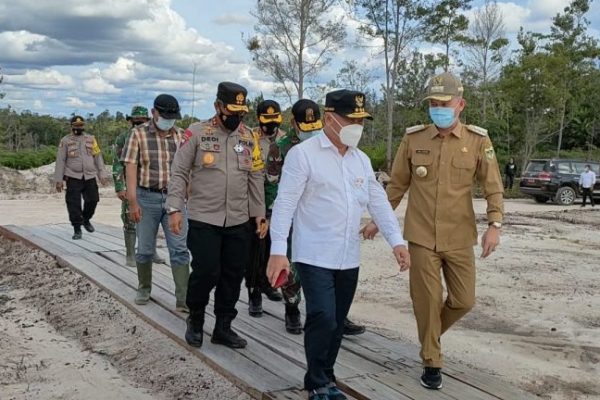 kapolda kalteng dampingi gubernur tinjau lokasi food estate di kecamatan sepang 13015
