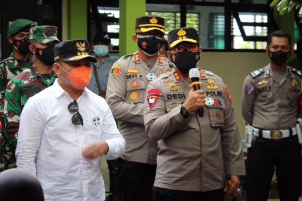 kapolda kalteng gurbernur dan danrem tinjau vaksinasi massal di kobar 9285