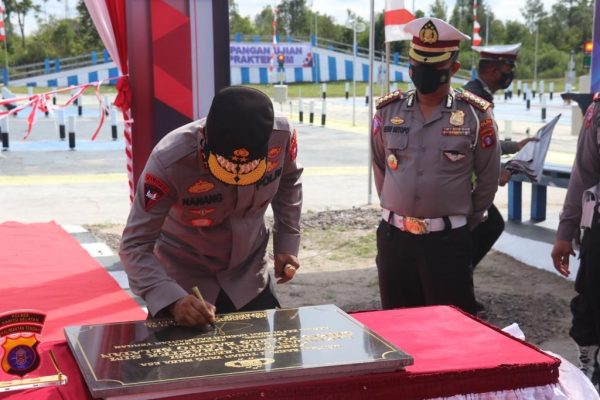 kapolda kalteng kunjungi polres barsel tandai renovasi lapangan ujian praktik sim dan masjid 22985