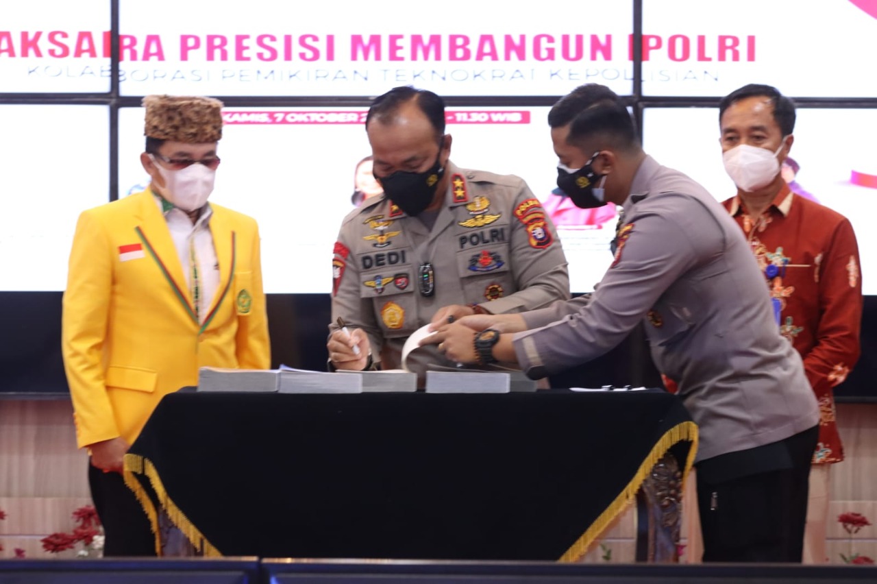 kapolda kalteng launching buku berjudul aksara presisi membangun polri 24532