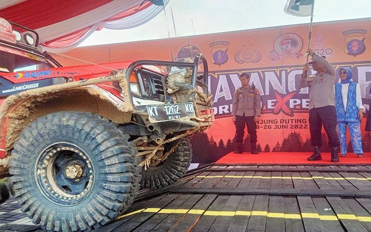 kapolda kalteng lepas peserta bhayangkara borneo expedition menuju tntp 47789