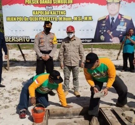 kapolda kalteng letakkan batu pertama pembangunan mushola di danau sembuluh 36823