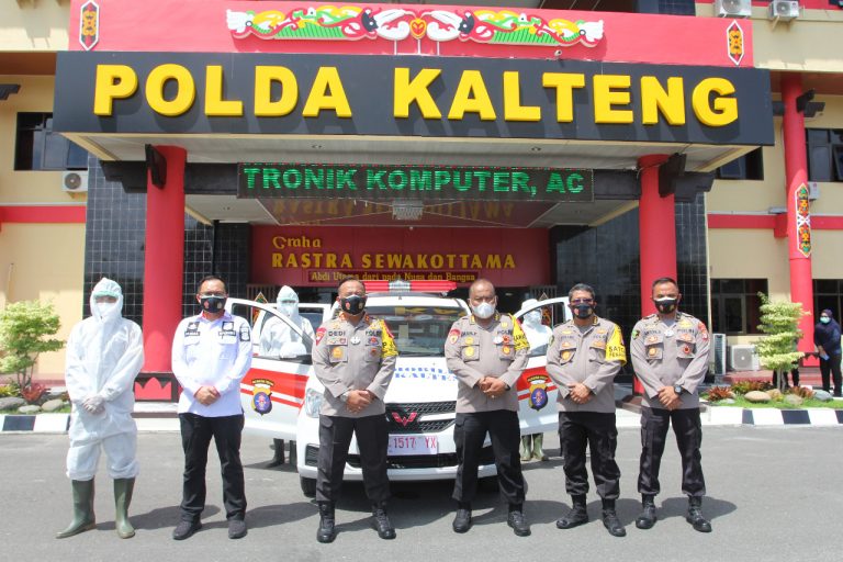 kapolda kalteng menyerahkan satu unit pcr mobile kepada karumkit palangkaraya 35313