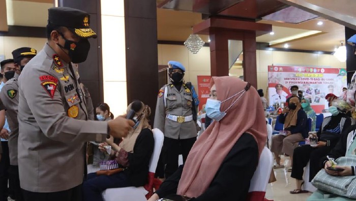 kapolda kalteng meski sudah divaksin harus tetap patuh prokes 26981
