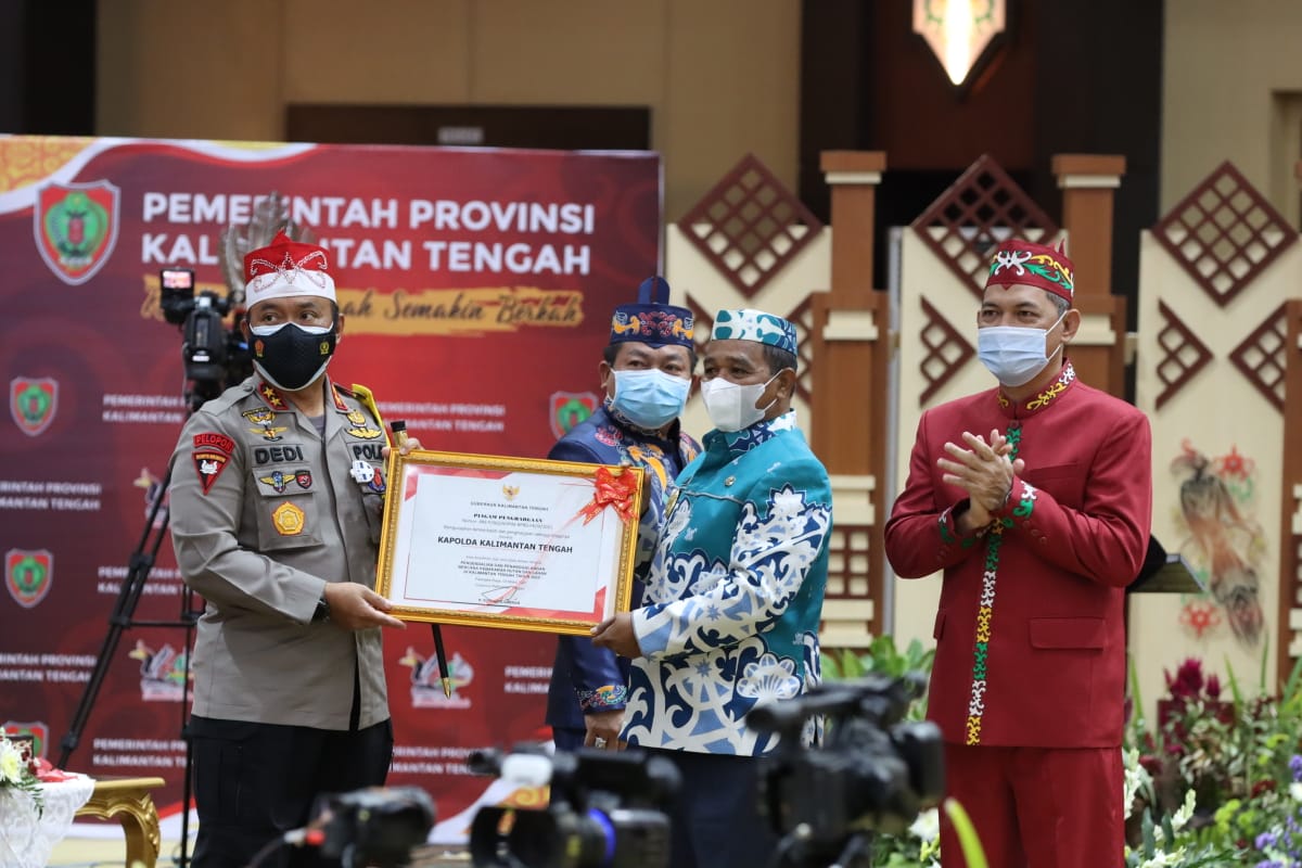 kapolda kalteng raih penghargaan gubernur atas keberhasilan tanggulangi karhutla dan sukses amankan pilkada 2020 28574