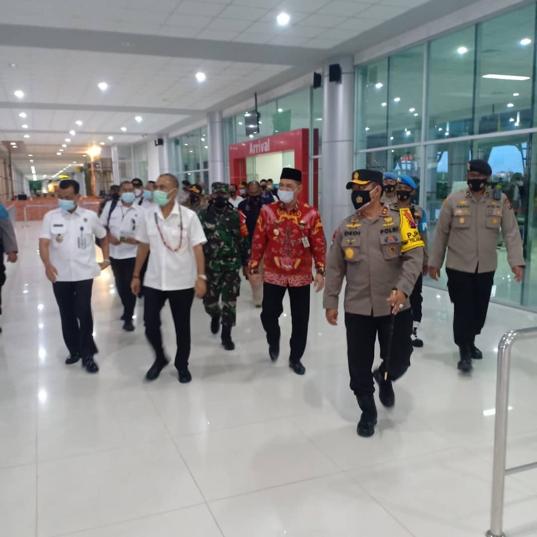 kapolda kalteng sambut kedatangan kepala bnn ri di bandara tjilik riwut palangka raya 11705
