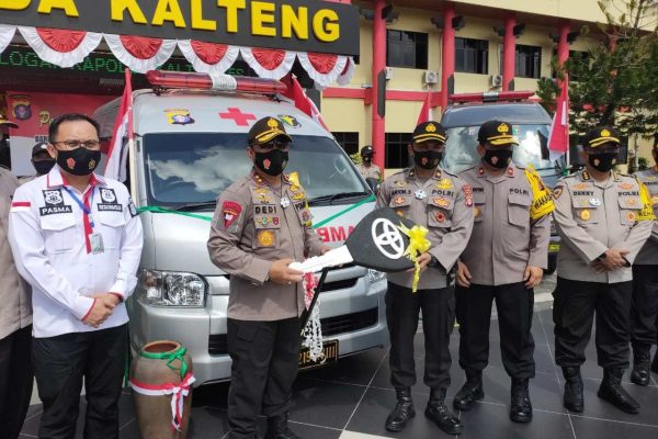 kapolda kalteng serahkan bantuan ambulance kepada kabiddokkes 36471
