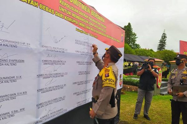 kapolda kalteng tandatangani komitmen pembangunan zona integritas wbk 30870
