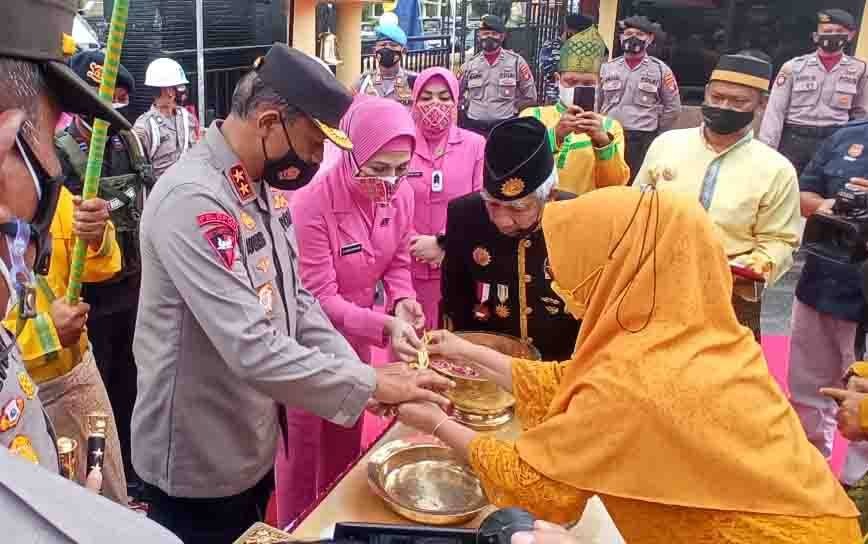 kapolda kalteng tiba di mapolres kobar disambut prosesi adat kesultanan kutaringin 25051