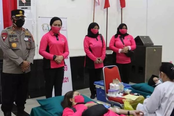 kapolda kalteng tinjau pelaksanaan bakti kesehatan donor darah dalam rangka memperingati hari bhayangkara ke 75 37354