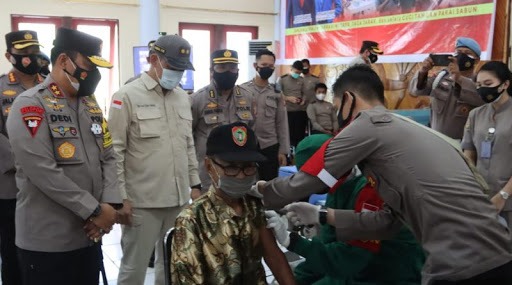 kapolda kalteng tinjau pelaksanaan vaksinasi massal 37065