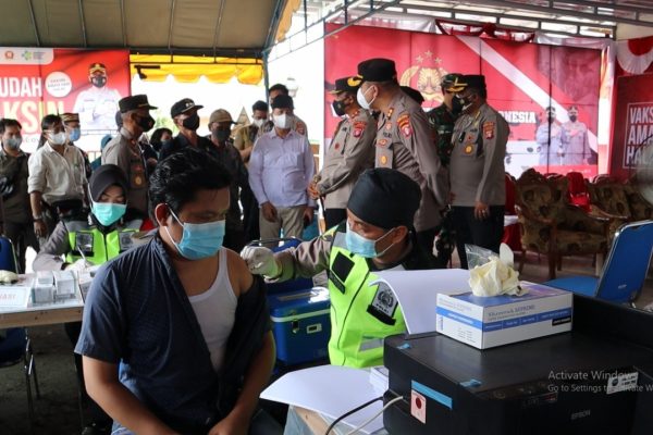 kapolda kalteng tinjau vaksinasi massal covid 19 di desa mawar mekar 34446