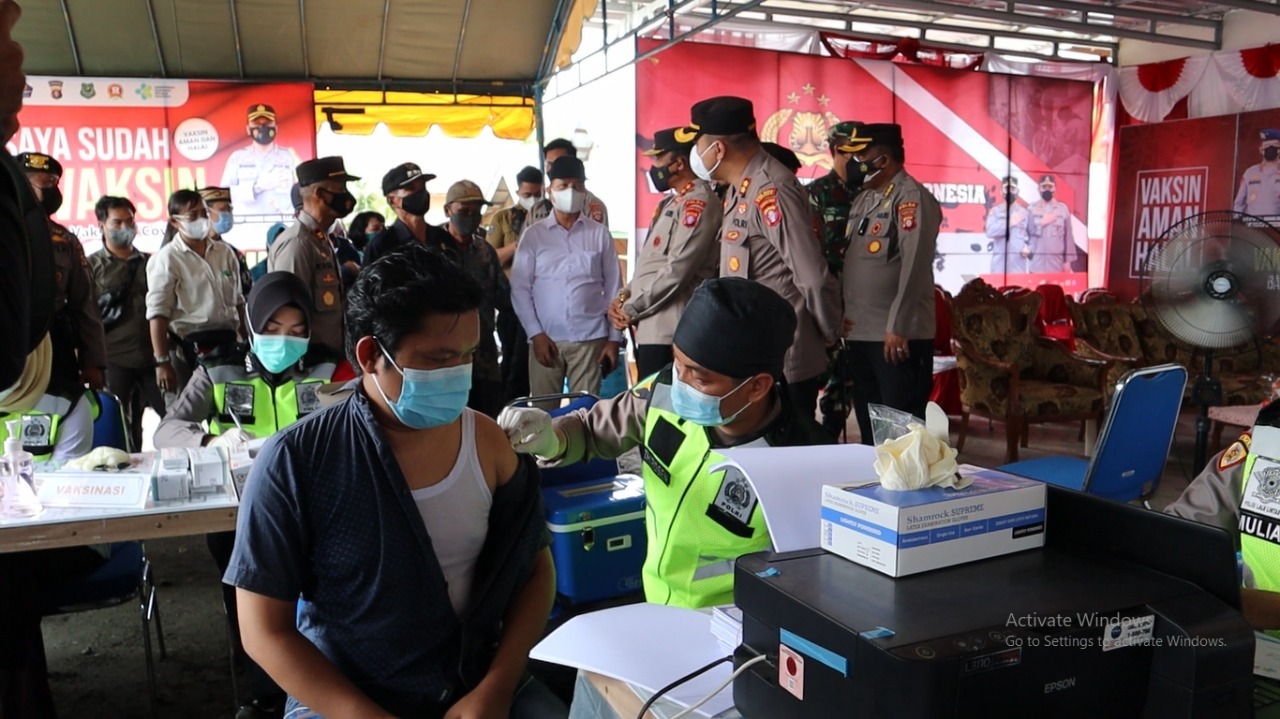 kapolda kalteng tinjau vaksinasi massal covid 19 di desa mawar mekar 34446