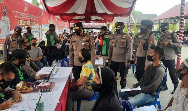 kapolda kalteng tinjau vaksinasi massal di mako ditsamapta polda kalteng 29009