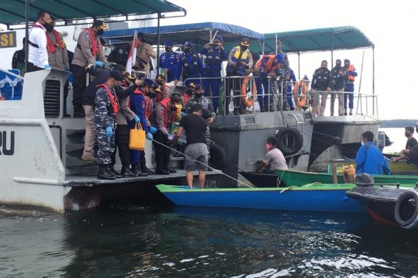 kapolda kaltim bagikan 500 paket sembako kepada nelayan 11103