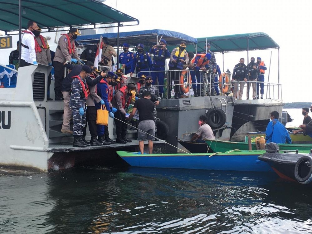 kapolda kaltim bagikan 500 paket sembako kepada nelayan 11103