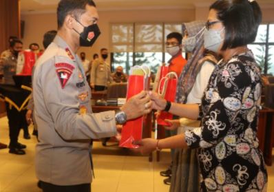 kapolda kaltim berikan santunan kepada keluarga anggota yang gugur terpapar covid 19 9816