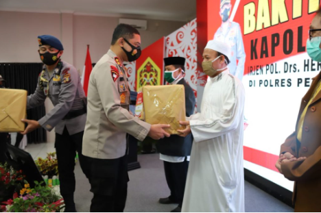kapolda kaltim gelar bakti sosial beri bantuan kepada tokoh agama kabupaten ppu 32812