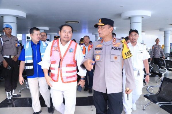 kapolda kaltim mengecek arus mudik bandara sams dan pelabuhan semayang 72289