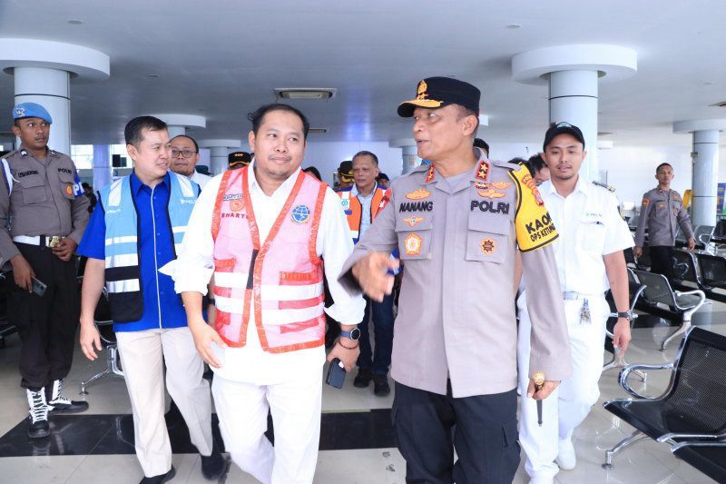 kapolda kaltim mengecek arus mudik bandara sams dan pelabuhan semayang 72289