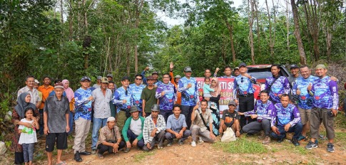 kapolda kaltim pantau sitkamtibmas dengan patroli offroad akhiri kegiatan dengan baksos kepada masyarakat 82501