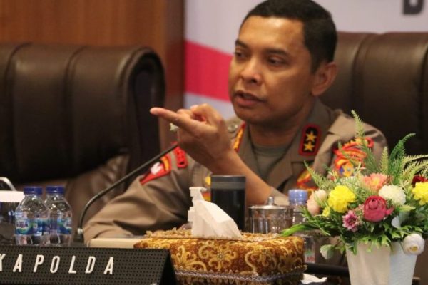 kapolda kaltim pimpin anev pelaksanaan vaksinasi covid 19 dengan jajaran 18001