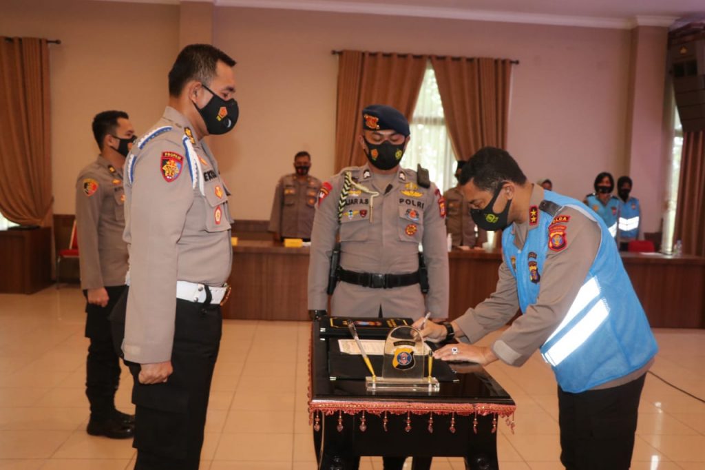 kapolda kaltim pimpin pengambilan sumpah serta penandatanganan pakta integritas seleksi calon peserta pkn tingkat ii 30646