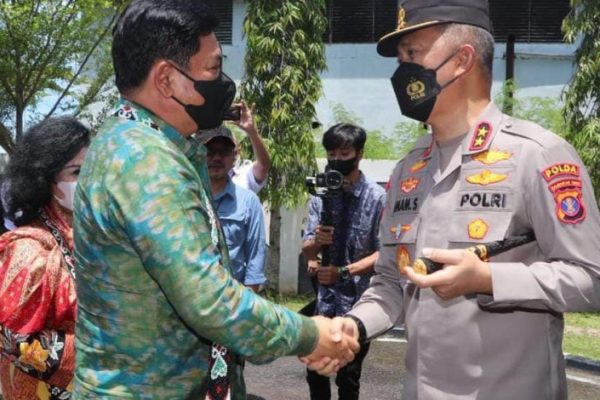 kapolda kaltim sambut kedatangan menteri agraria dan tata ruang ri 49739