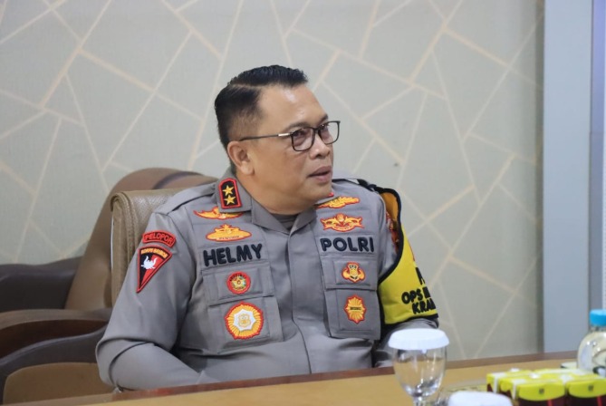 kapolda kaltim serahkan piagam penghargaan kepada personel berprestasi 82603