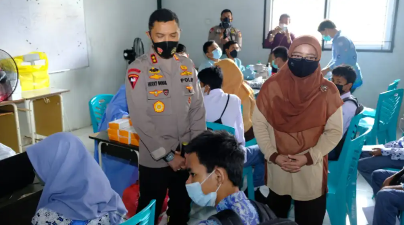 kapolda kaltim tinjau pelaksanaan vaksinasi di smkn 6 balikpapan 24550