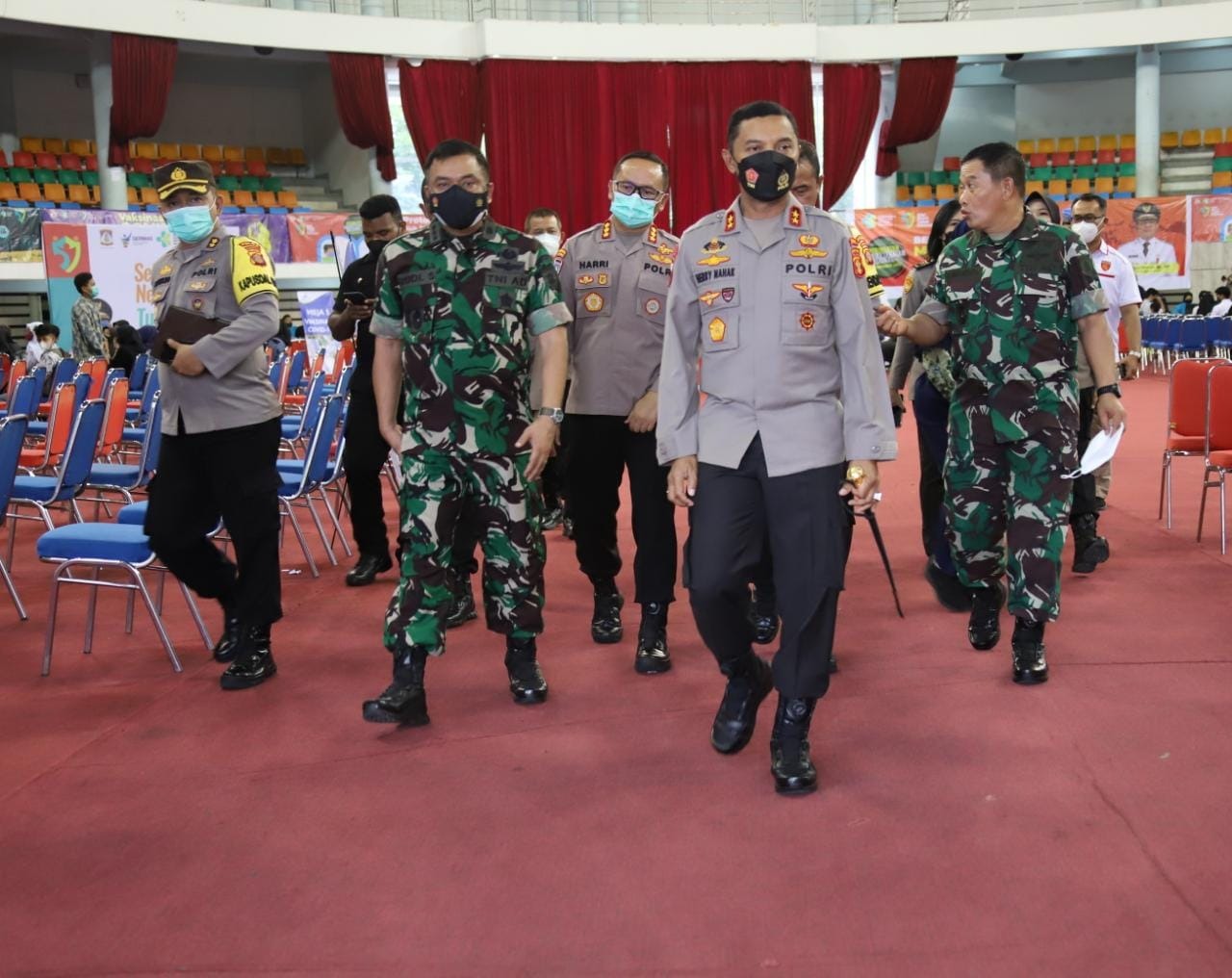 kapolda kaltim tinjau pelaksanaan vaksinasi massal akabri 1990 tahap 2 34445