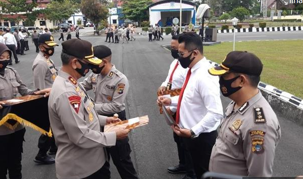 kapolda kep babel beri reward kepada 12 personel yang berhasil ungkap 200 kg sabu 34961