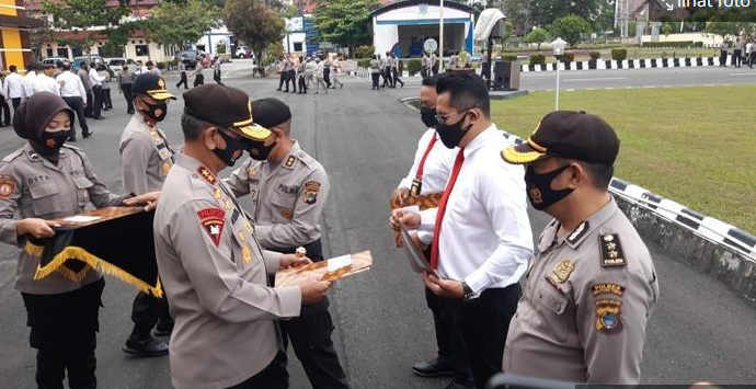 kapolda kep babel beri reward kepada 12 personel yang berhasil ungkap 200 kg sabu 34961