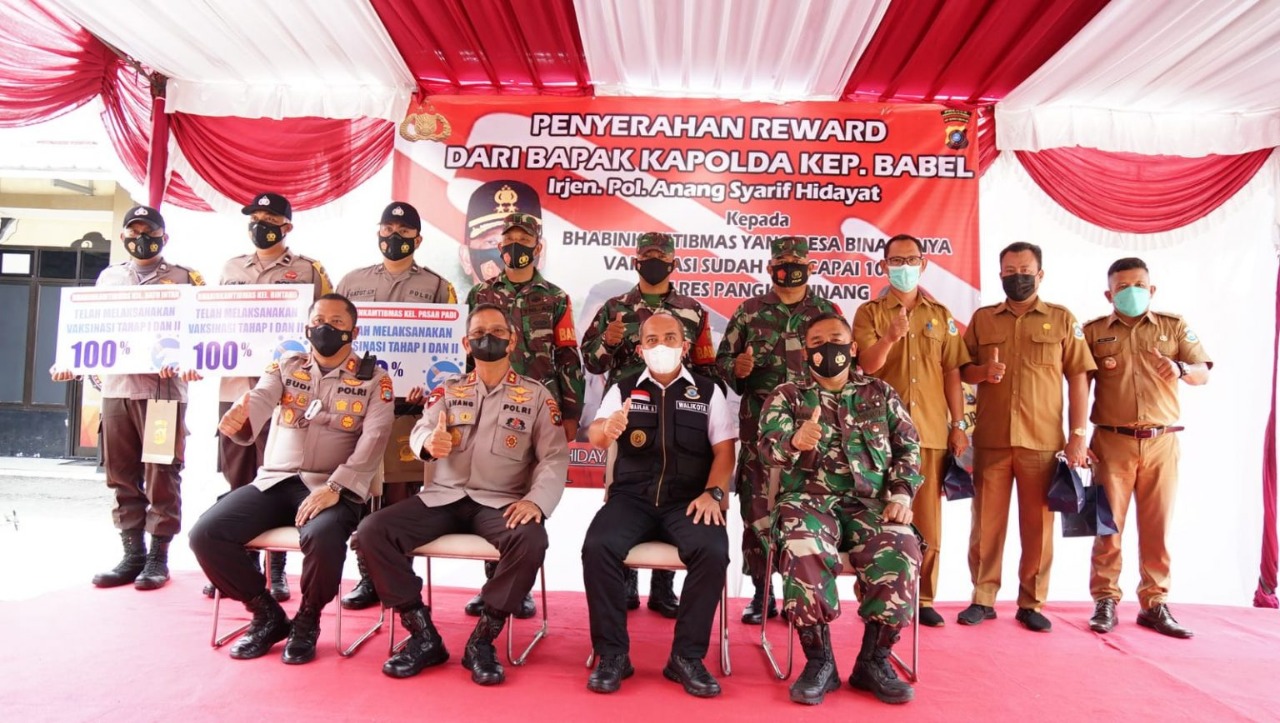 kapolda kep babel berikan penghargaan pada bhabinkamtibmas dan 3 kelurahan atas pencapaian 100 persen vaksinasi 24830