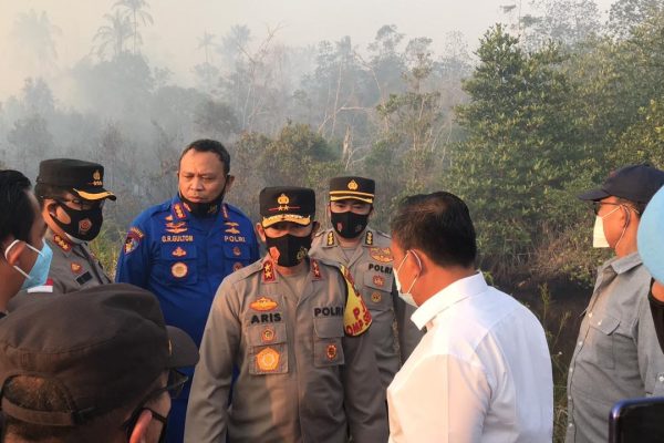 kapolda kepri bantu petugas padamkan kebakaran hutan di tanjungcakang 30639