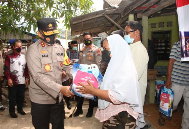 kapolda kepri berikan paket sembako secara door to door kepada masyarakat yang terdampak pelaksanaan ppkm darurat 26429
