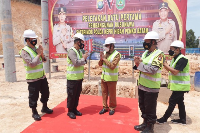 kapolda kepri lakukan peletakan batu pertama pembangunan rusunawa satbrimob 13287