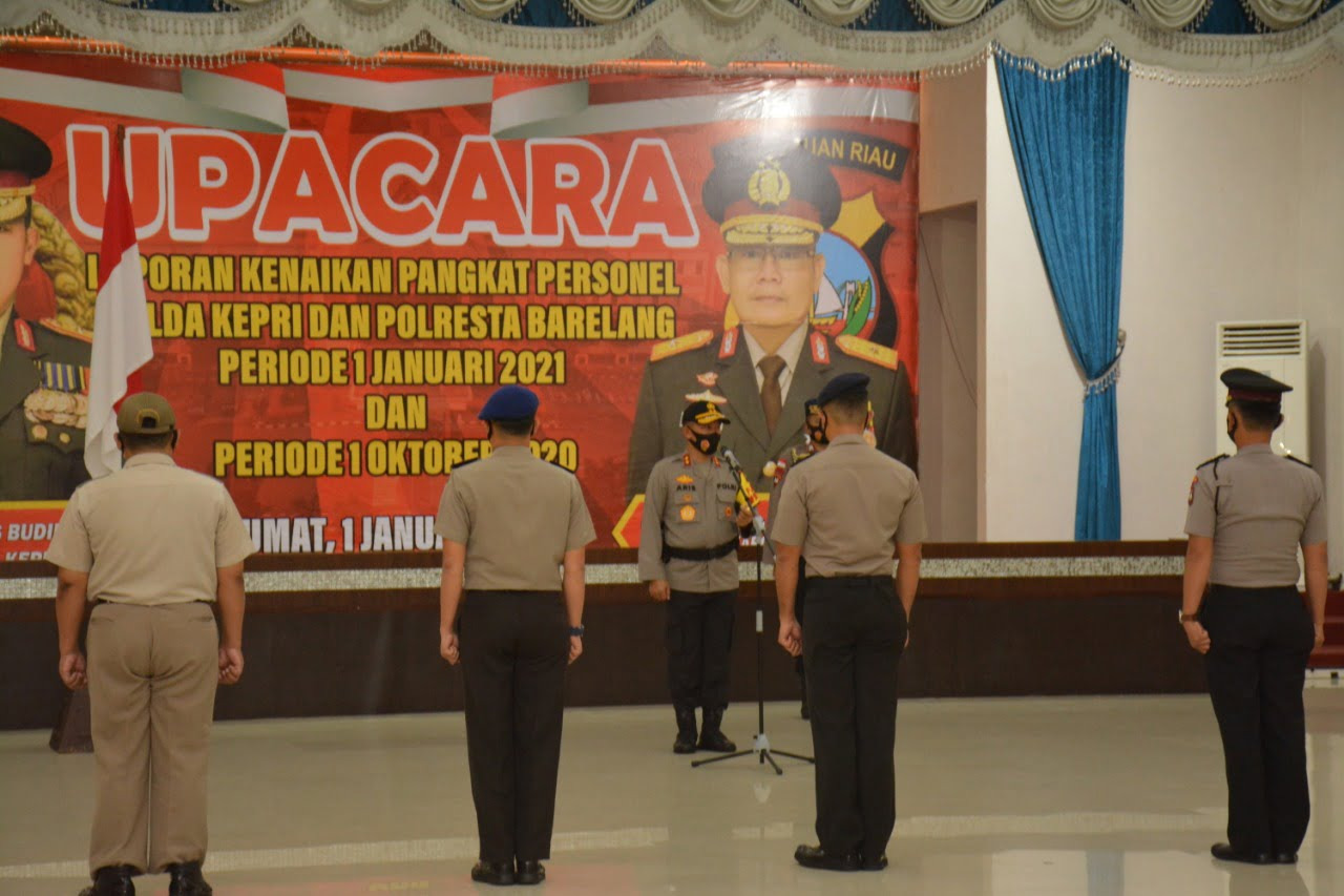 kapolda kepri pimpin upacara korp raport kenaikan pangkat personel polri dan asn 12979