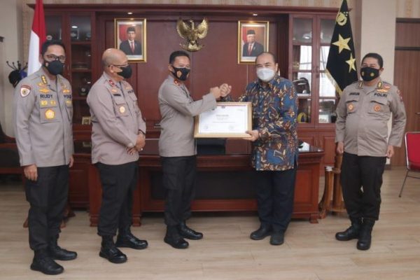kapolda kepri terima penghargaan bmn awards ditjen kekayaan kemenkeu 24859