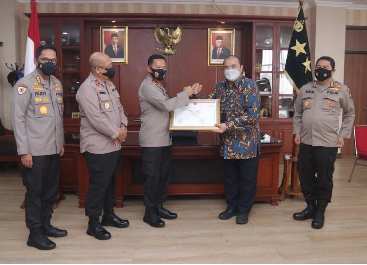 kapolda kepri terima penghargaan bmn awards ditjen kekayaan kemenkeu 24859