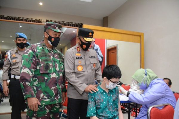 kapolda kepri tinjau pelaksanaan vaksinasi massal pelajar sltp dan slta 26867