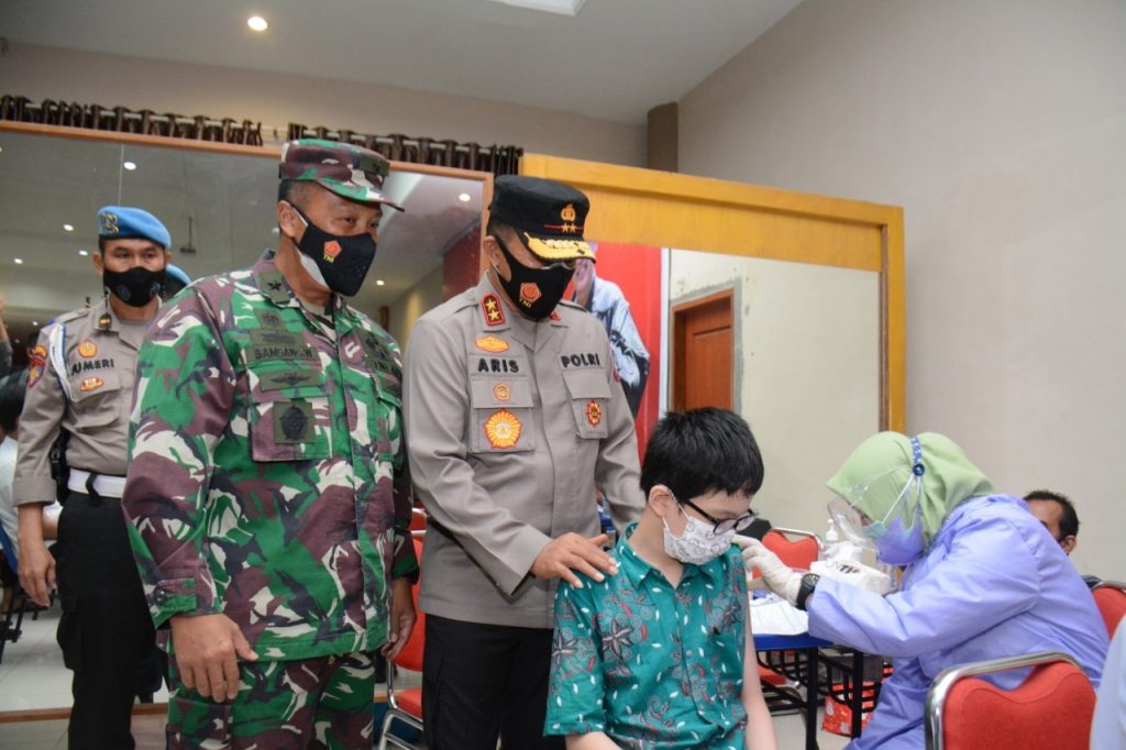 kapolda kepri tinjau pelaksanaan vaksinasi massal pelajar sltp dan slta 26867