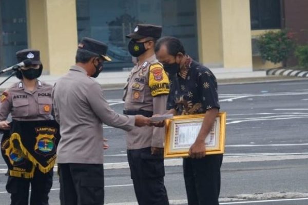 kapolda lampung beri penghargaan kepada juru parkir yang menggagalkan aksi curanmor bersenjata api 20887