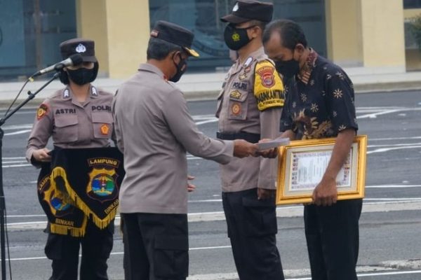 kapolda lampung beri penghargaan kepada juru parkir yang menggagalkan aksi pencurian 23381