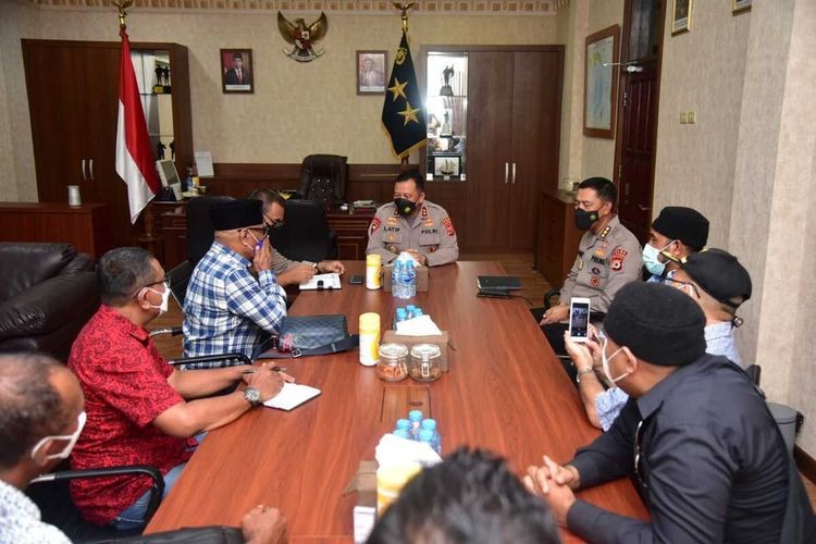 kapolda maluku asked maluku latupati assembly to jointly solve social conflict 44847