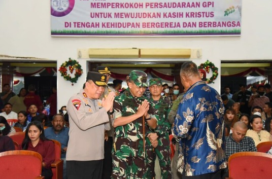 kapolda maluku bersama pangdam xvi pattimura pantau langsung pengamanan natal di sejumlah gereja kota ambon 52739