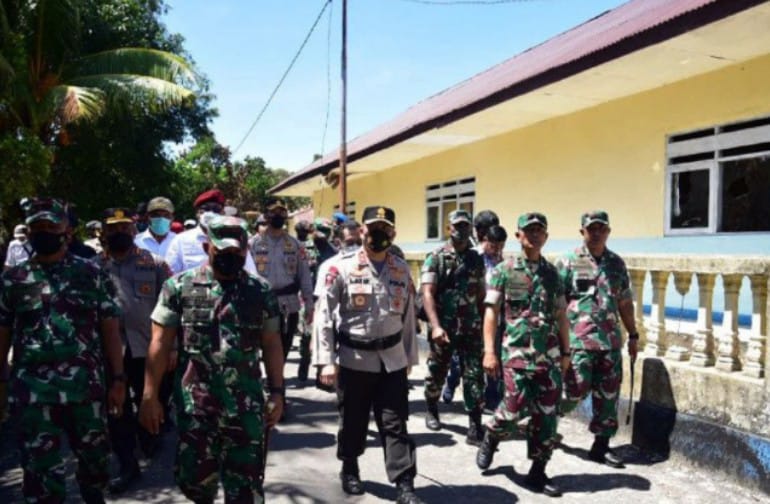 kapolda maluku datang ke pulau haruku negara hadir beri keamanan dan kenyamanan bagi setiap warga 23043